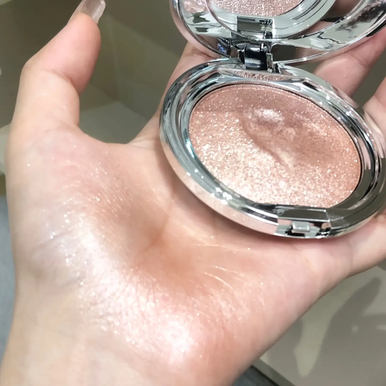 Monochrome Highlighter for Face Brightening, Diamond Flashing, Glittering, Pearlescent Mashed Potato, Long-Lasting, Anti-Smudge, Glittering, Contouring, 3D Stereo Makeup Effect, Natural Redness, Face and Eyes, Multi-Functional Rouge, Large Capacity, Suitable for Daily Workplace and Date Makeup, Suitable for Beginners, Party, Birthday Gift, Valentine's Day Gift, Halloween, Christmas Role-Playing