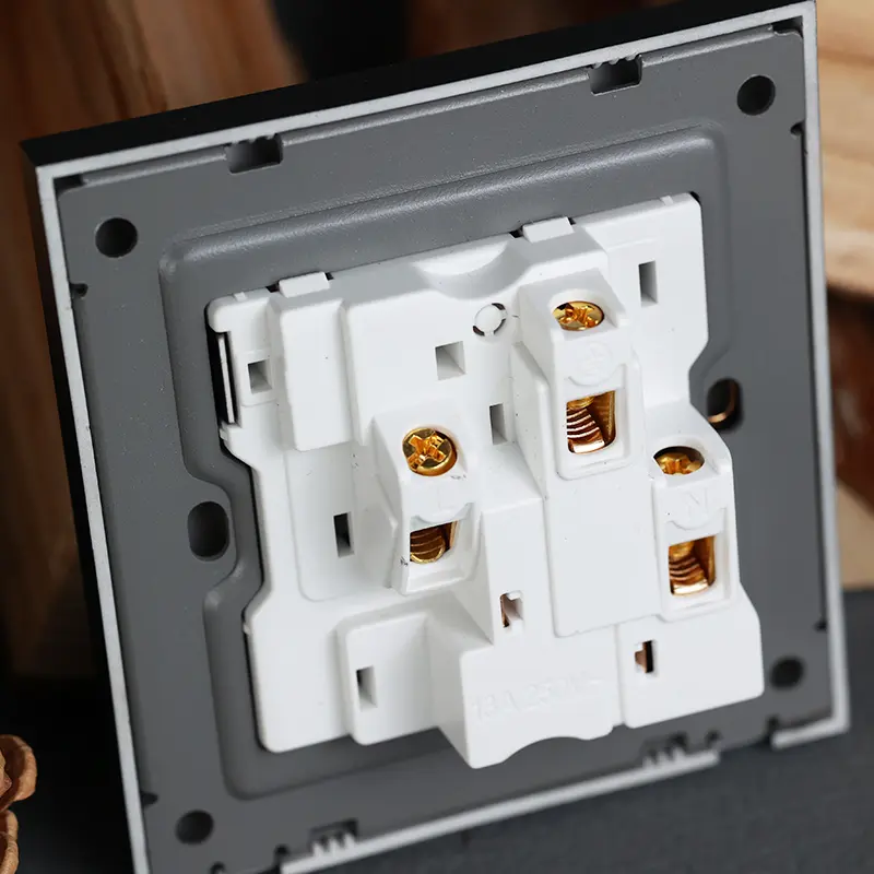 YNKA Universal Electric Plug Socket, Switch Control UK Standard Power Outlet, White Plastic Panel 86*86mm，Home Appliance