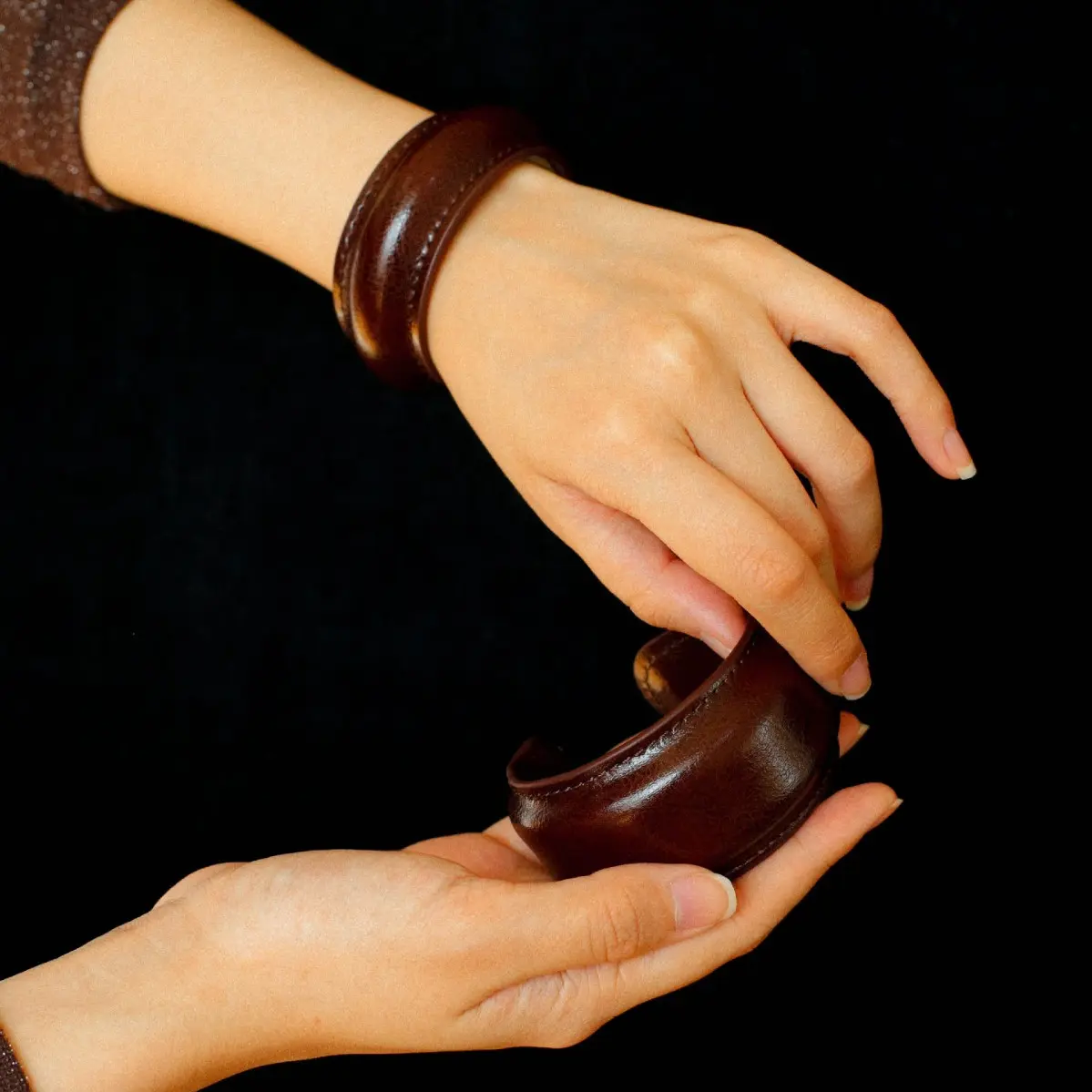 Light luxury niche design advanced leather minimalist wide open bracelet high quality elegant fashion women accessories