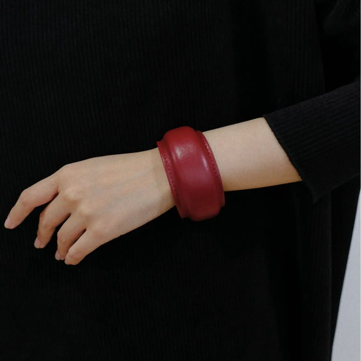 Light luxury niche design advanced leather minimalist wide open bracelet high quality elegant fashion women accessories