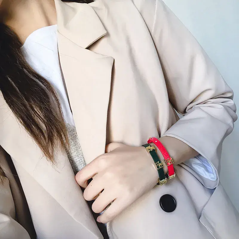 CH Women's Fashion Bracelet Metal Letter Decoration Ladies Vintage Simple Classic Hundred Stainless Steel Swirl Bracelet