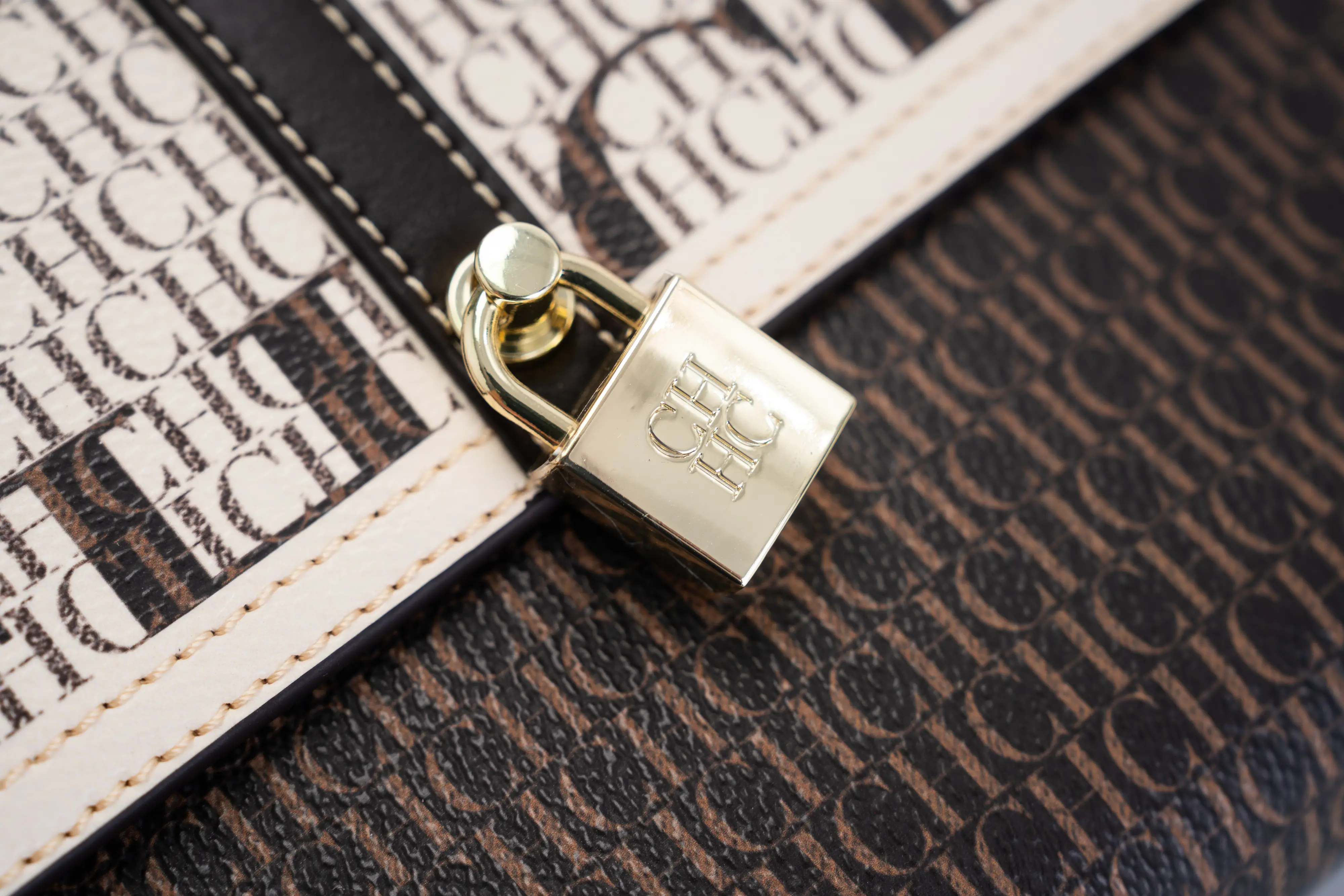 CH New Casual Women's Crossbody Bag Exquisite Fashion Niche Brand with Lock Design New Trend Designer Handbag