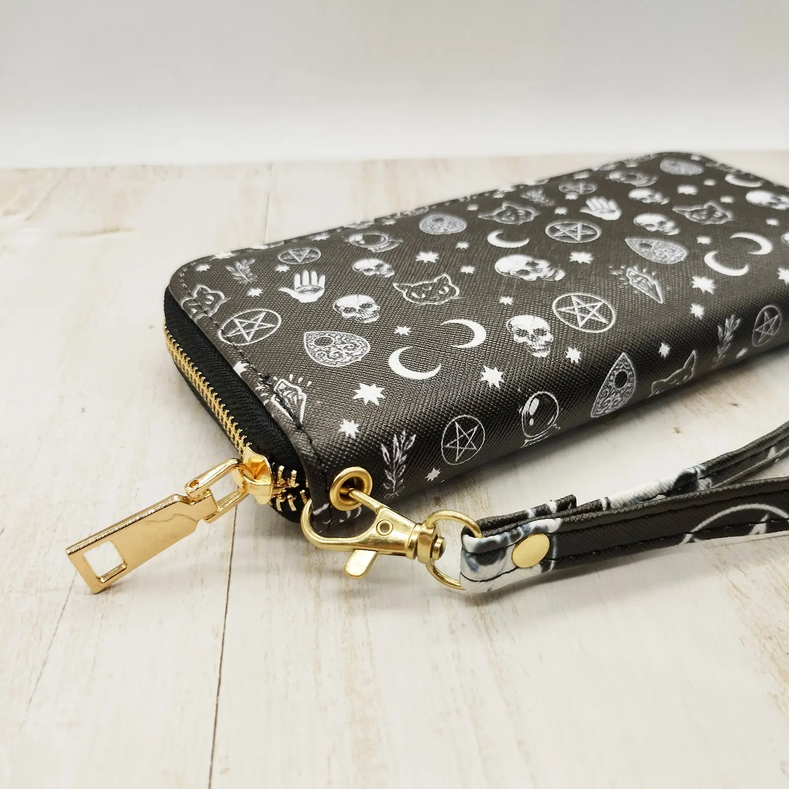 Trendy Gothic Skull Pattern Long Wallet, Portable Multi-card Slots Card Holder With Wristbands, Perfect Halloween Wrist Purse Fo