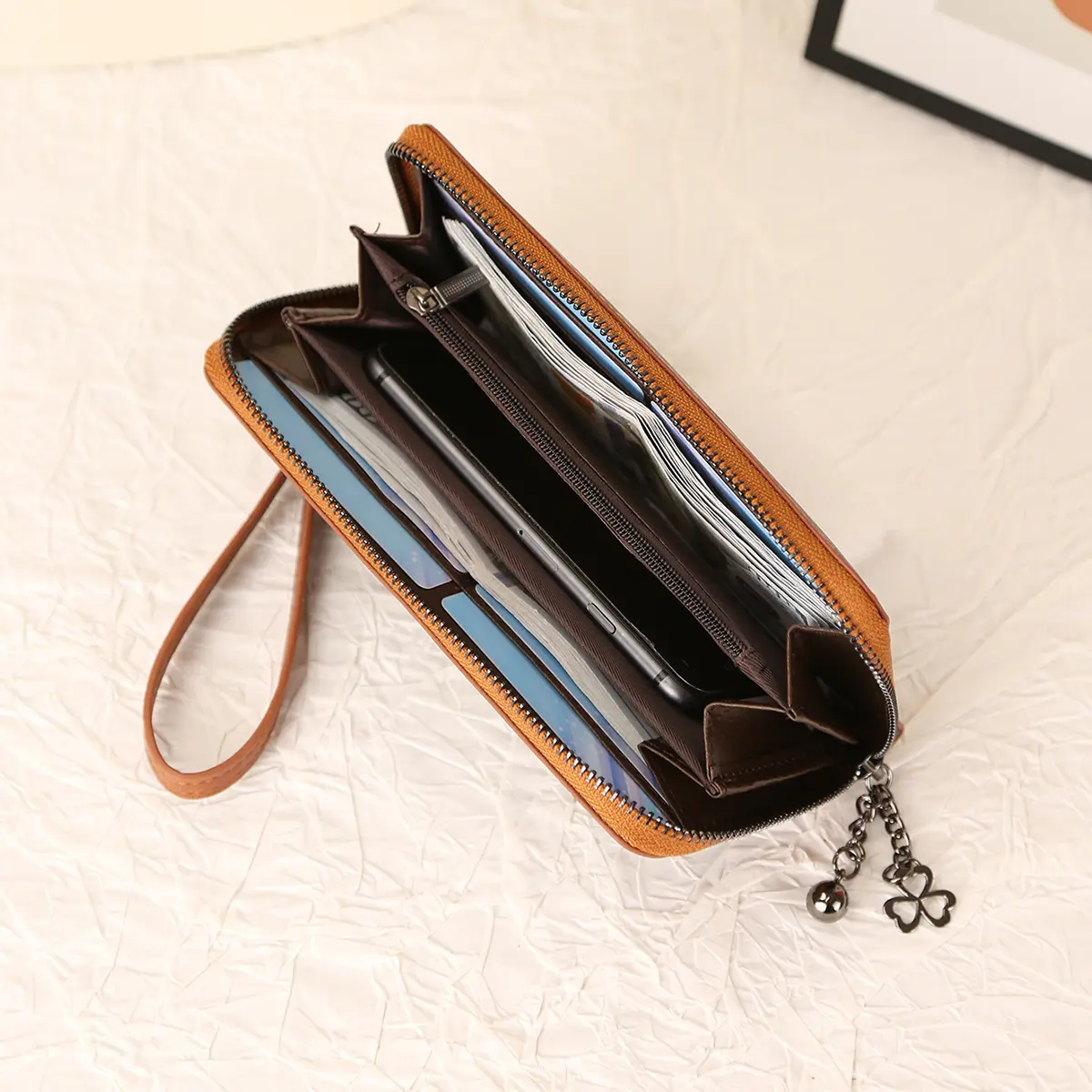 Women's Handbag New Long Wallet Retro Flower Pattern Fashion Handbag Multi Card Large Capacity Phone Bag European and American F