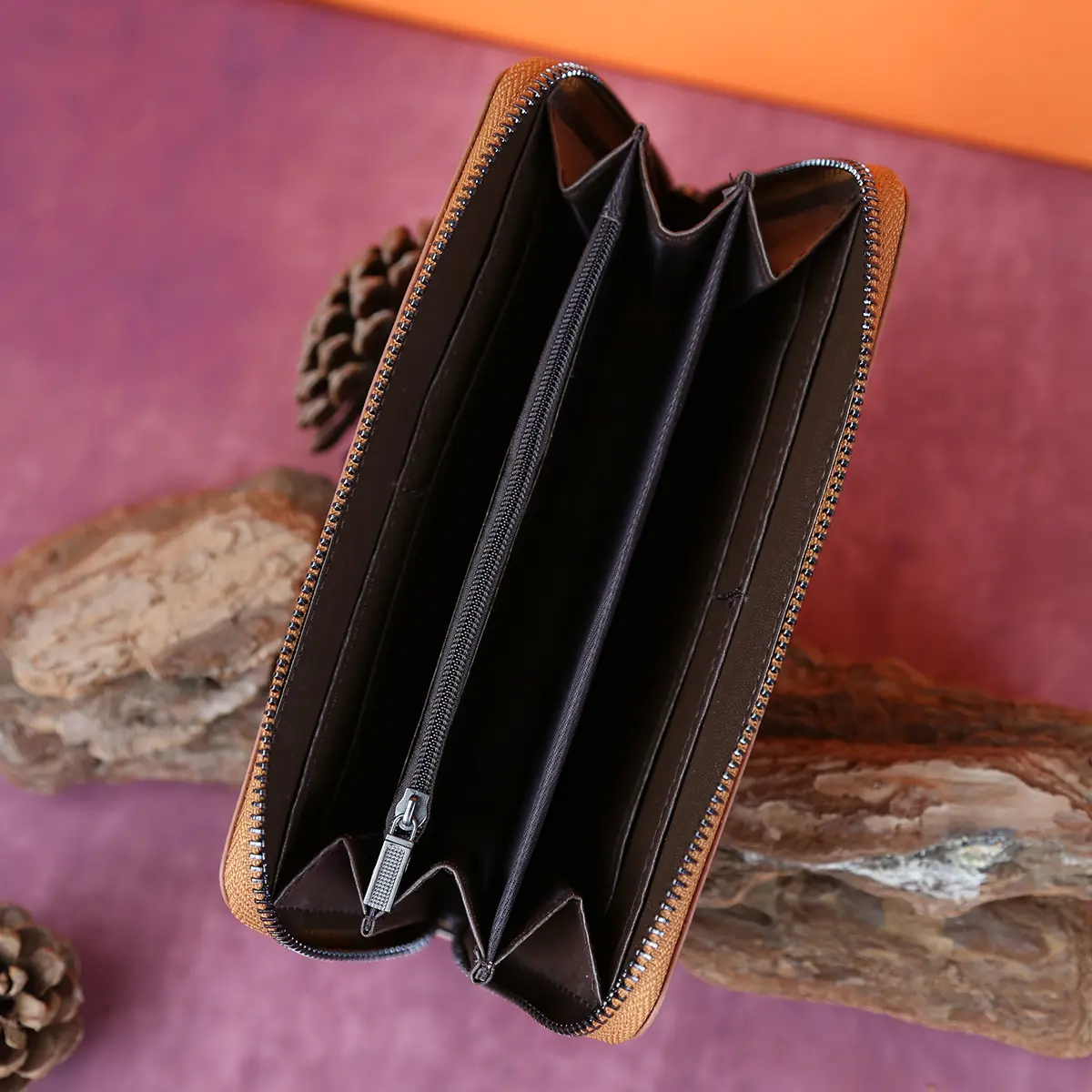 Women's long wallet, new retro wallet, embossed handmade spray painted coin purse, zipper wallet, hand-held bag, European and Am