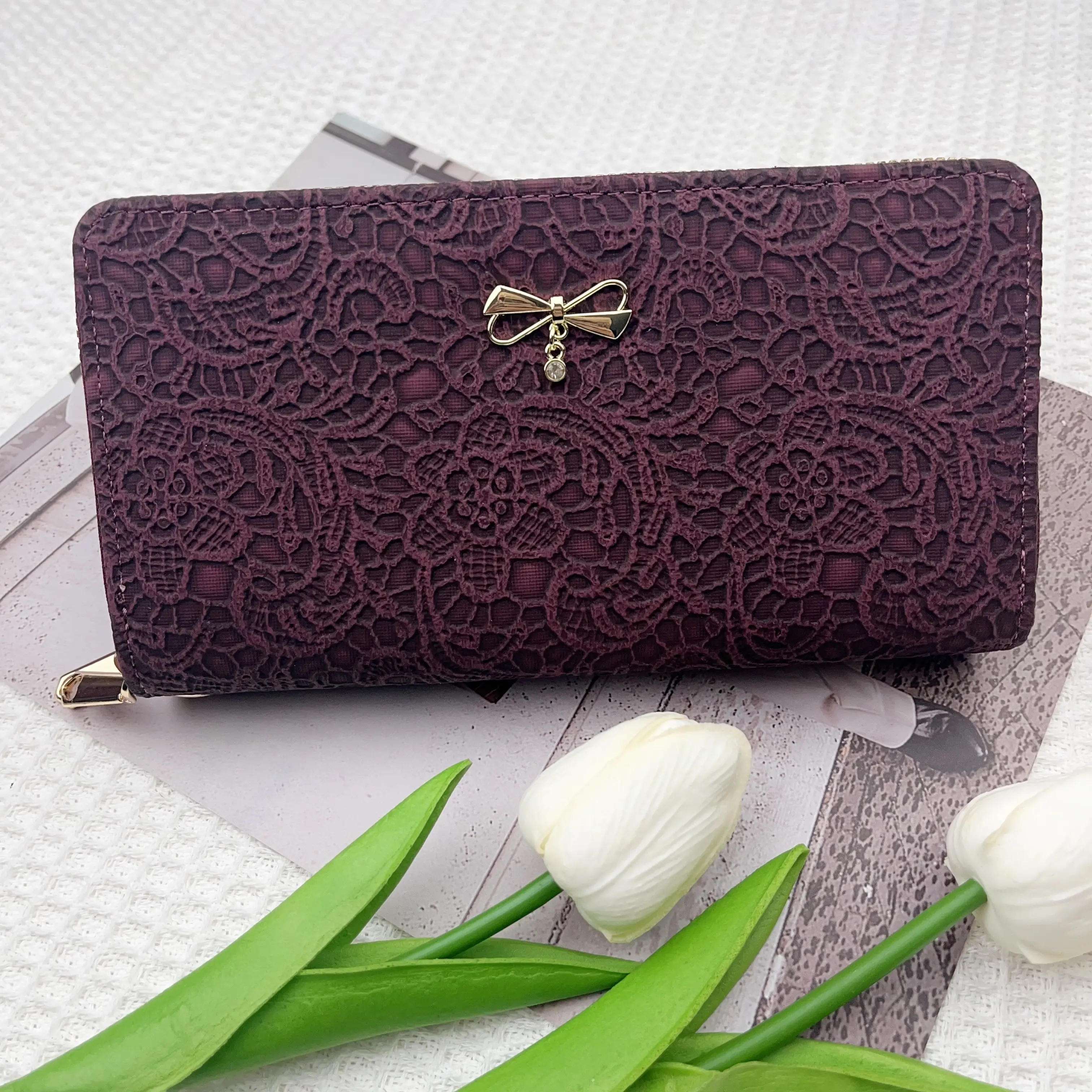 Women's Long Wallet, Large Capacity Retro Wallet, Fashionable Lace Embossed Advanced Card Bag, Multi compartment Zipper Handbag