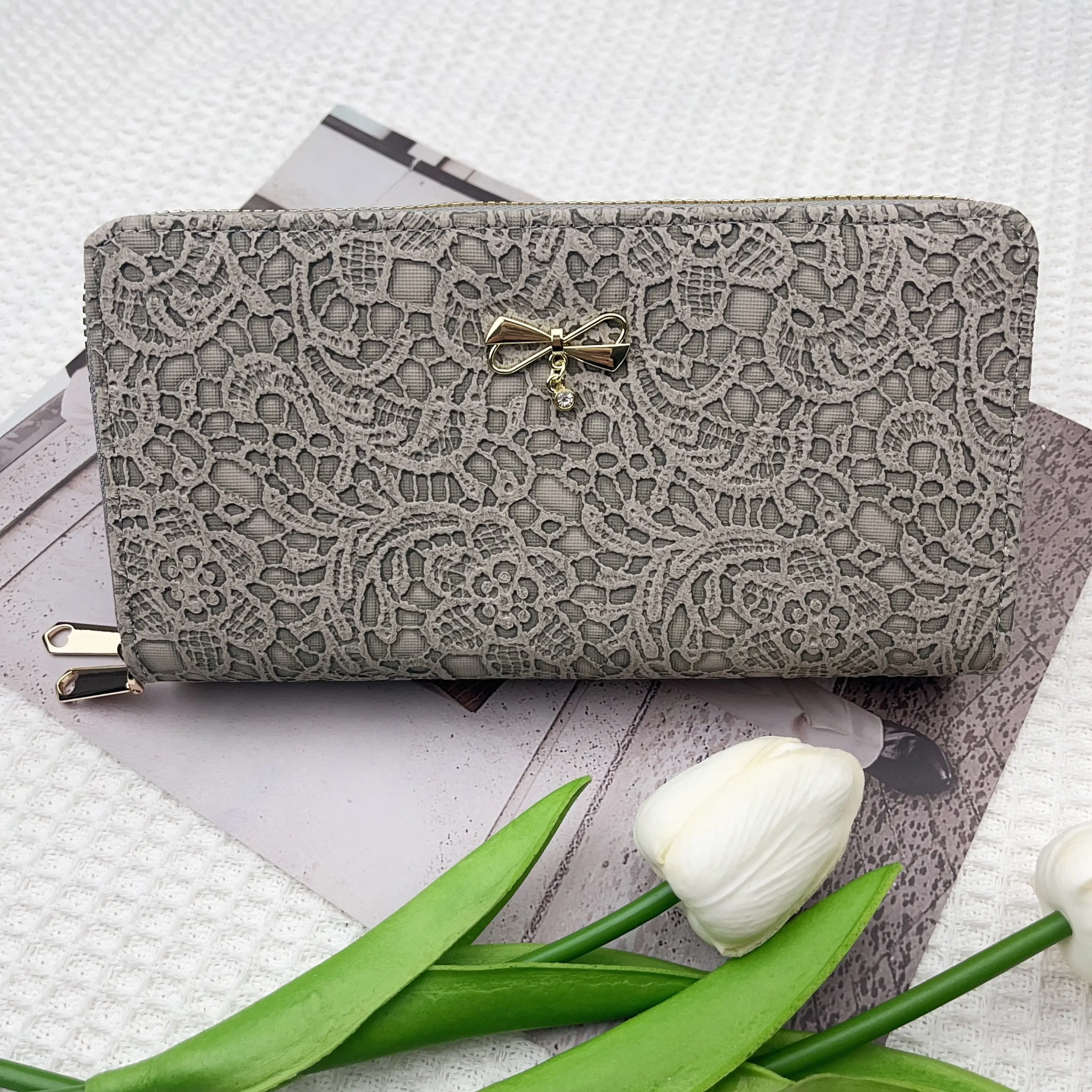 Women's Long Wallet, Large Capacity Retro Wallet, Fashionable Lace Embossed Advanced Card Bag, Multi compartment Zipper Handbag