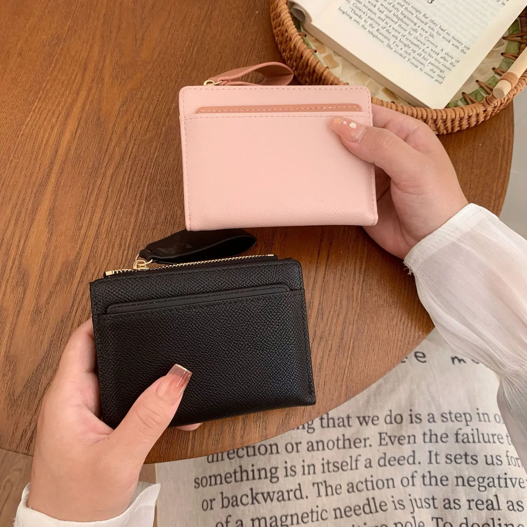 Women's mini purse, stylish and simple, with zippered pockets, convenient and practical, suitable for daily use and travel.