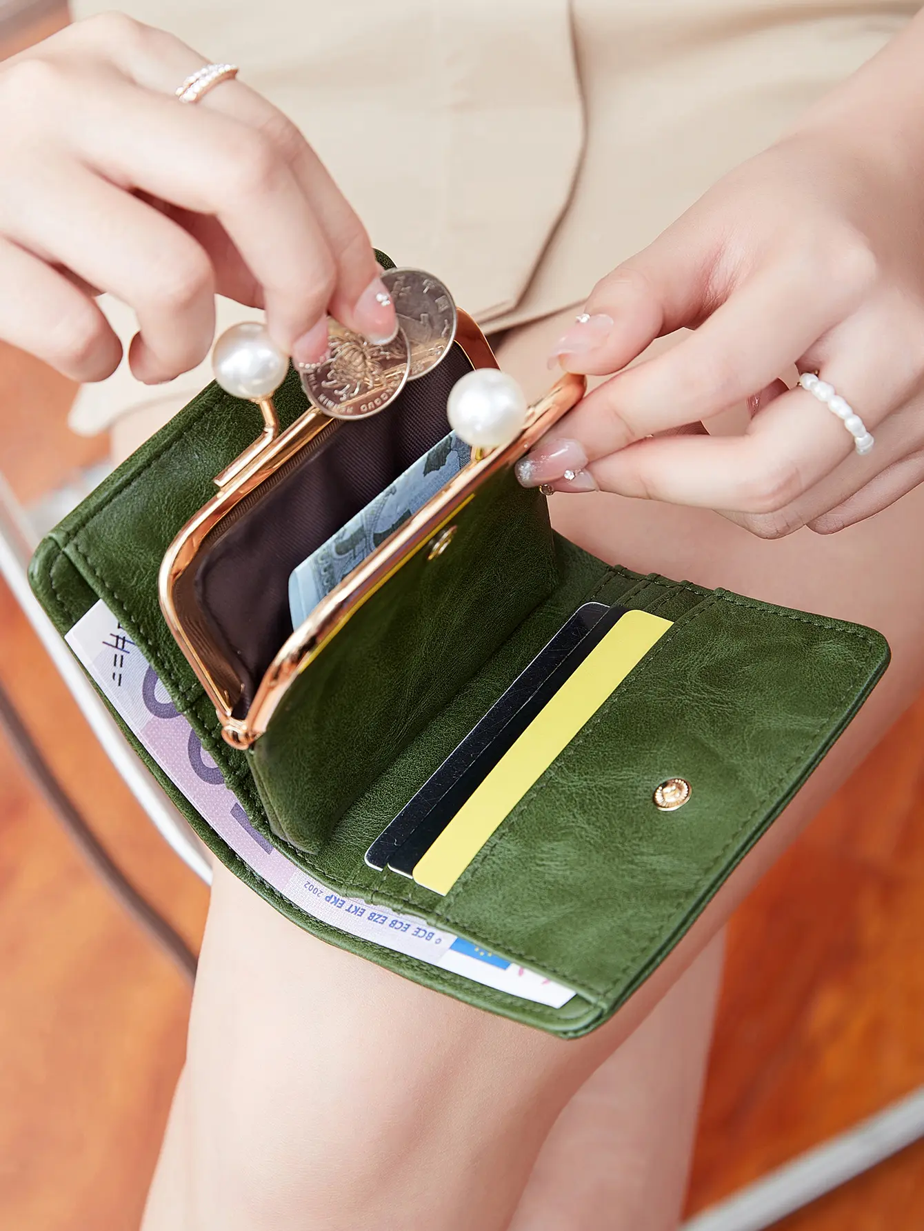 Women's Cute Pearls Kiss Lock Wallet multifunctional  Trifold  Large Capacity Short  Wallet fashion PU Leather Coin ZeroWallet