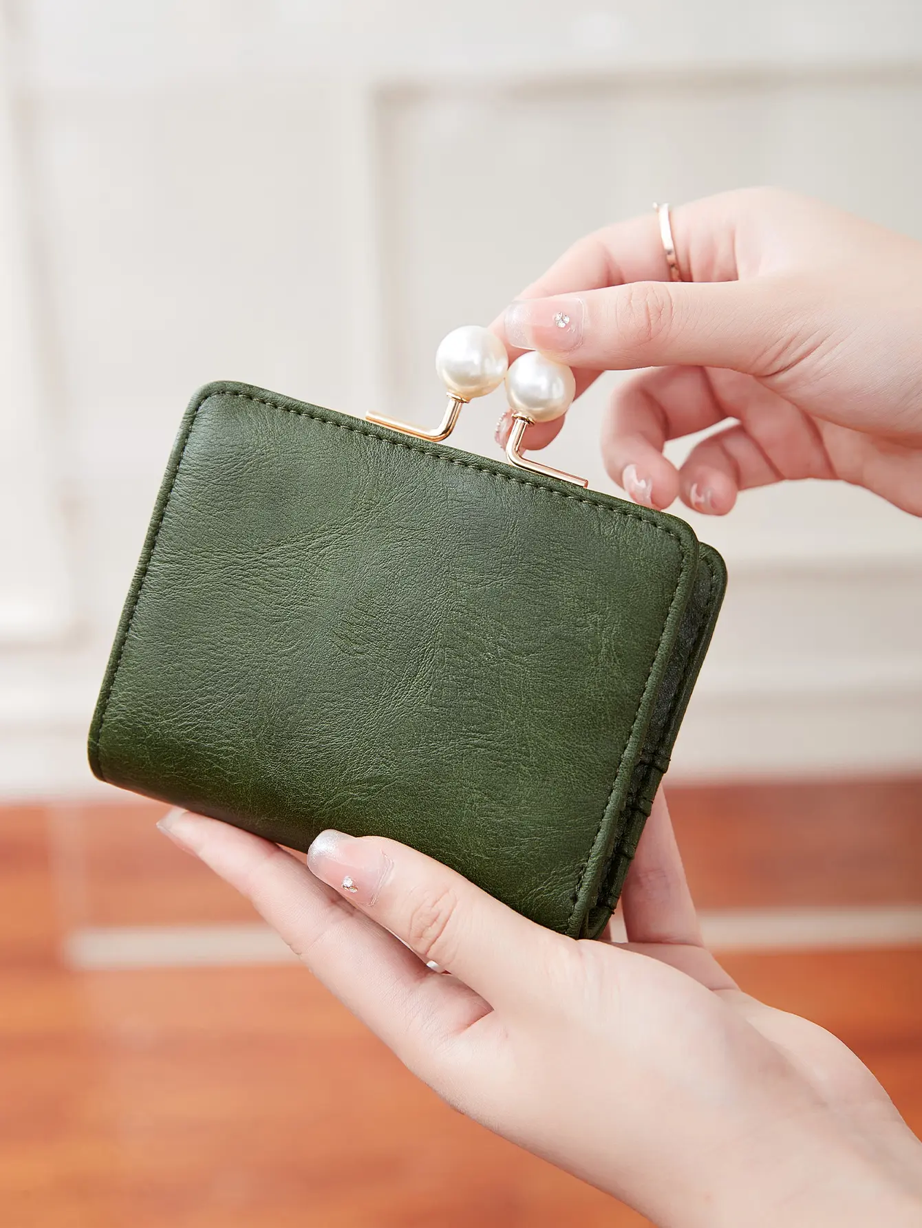 Women's Cute Pearls Kiss Lock Wallet multifunctional  Trifold  Large Capacity Short  Wallet fashion PU Leather Coin ZeroWallet