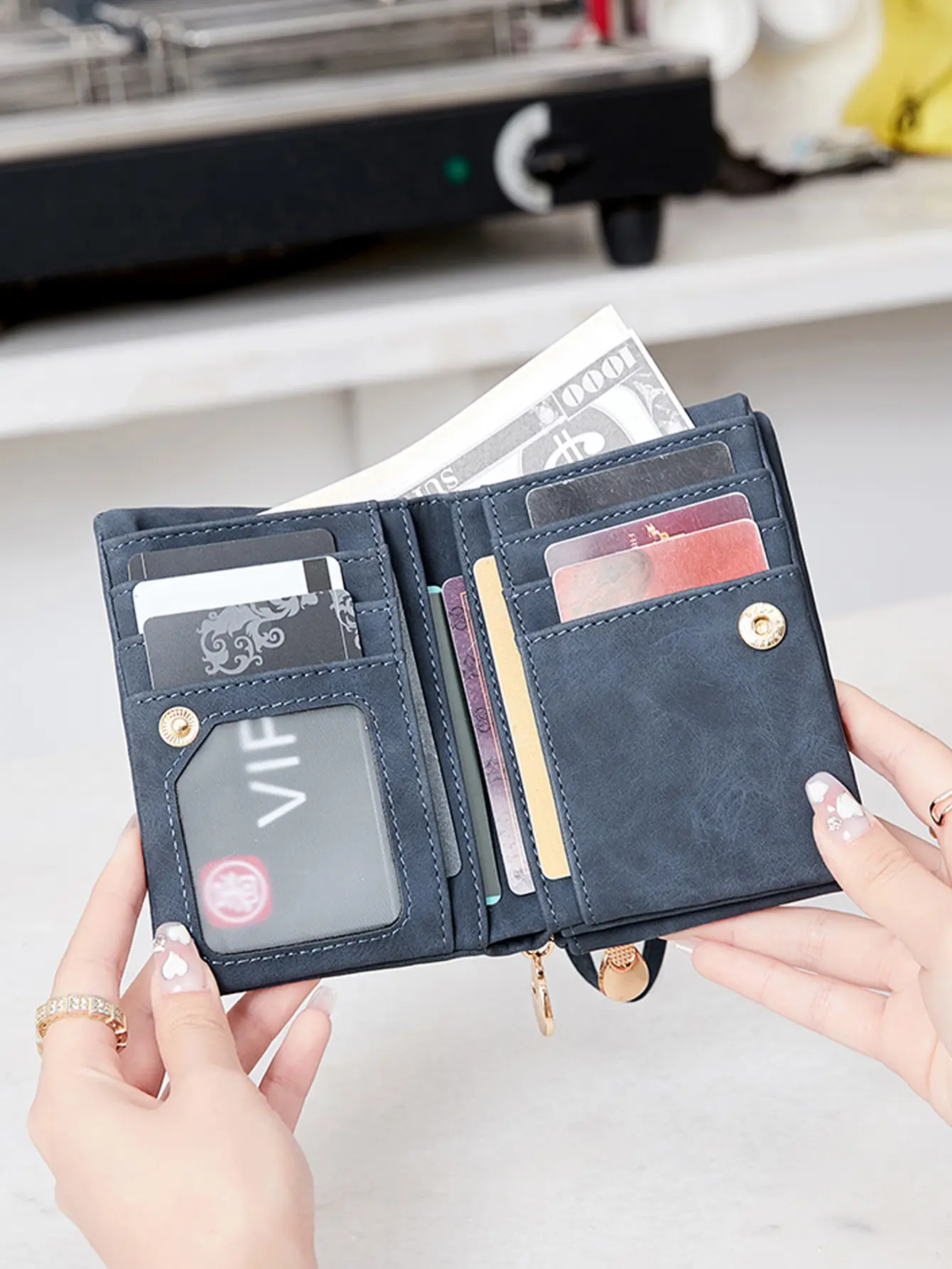 Retro foldingzipper wallet high-quality PUleather portablemultifunctional women's walletfashionable withID card window wrist bag