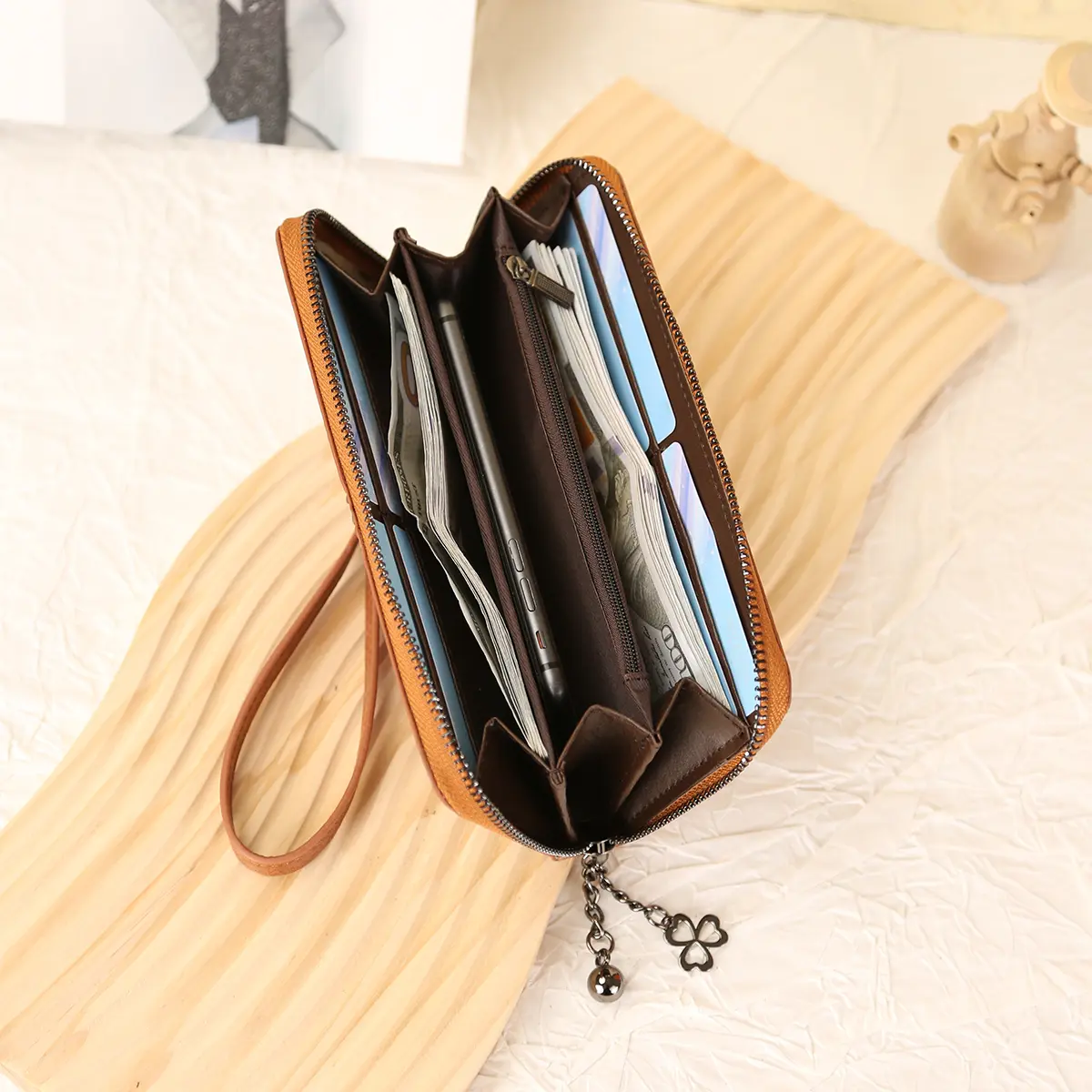 Ladies' Handheld Bag Retro Butterfly Embossed Long Wallet Handmade Spray Painting Craft Zipper Handheld Bag Fashion European and