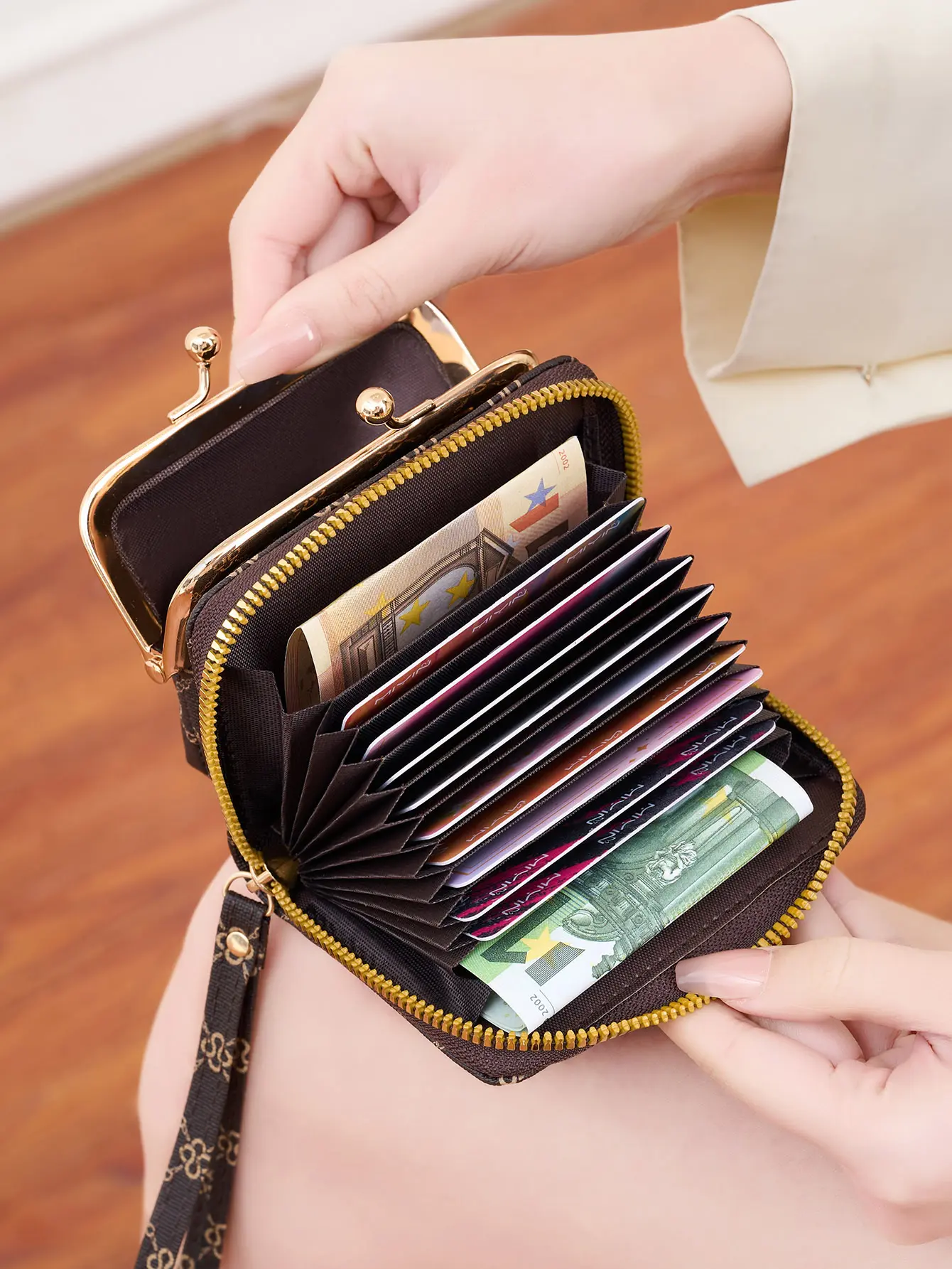 Women's Wallet Fashion Print Short Coin Purse Retro Multi-function Accordion Card Holder Money Clip with Wristband and Kiss Lock