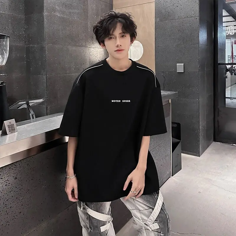 Black short sleeved men's summer design T-shirt with a high-end feel and a rugged and handsome half cut sleeve