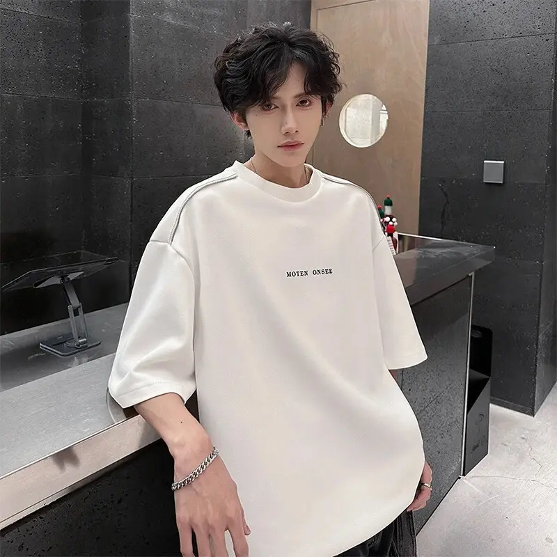 Black short sleeved men's summer design T-shirt with a high-end feel and a rugged and handsome half cut sleeve
