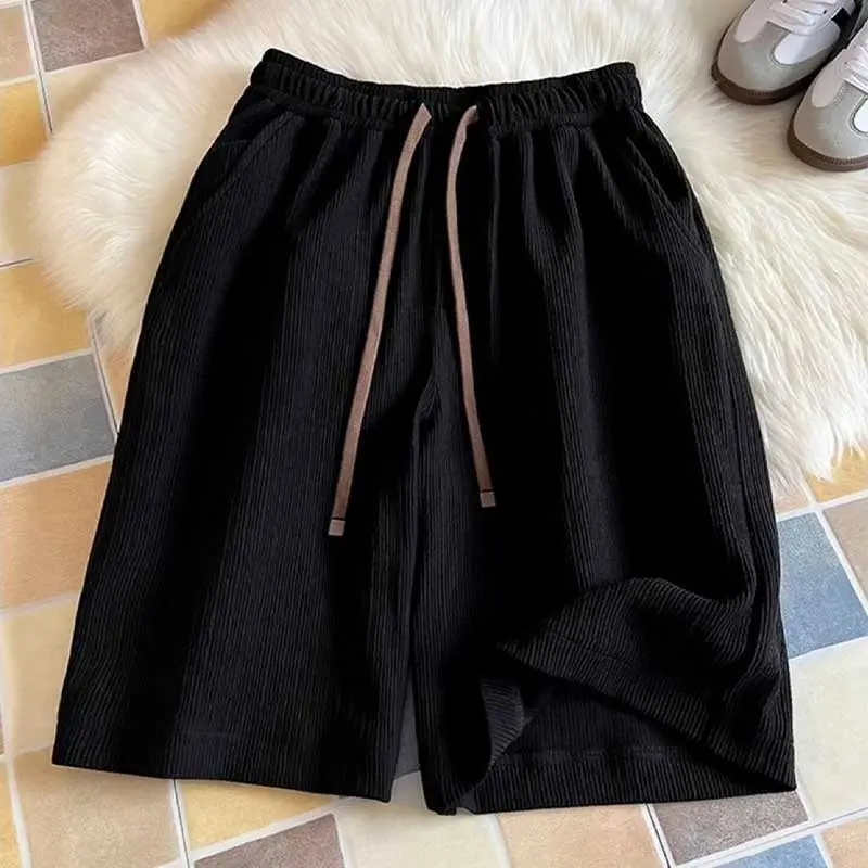 Wrinkled ice silk shorts for men in summer, thin and quick drying beach pants, loose pants, sporty and casual five inch shorts