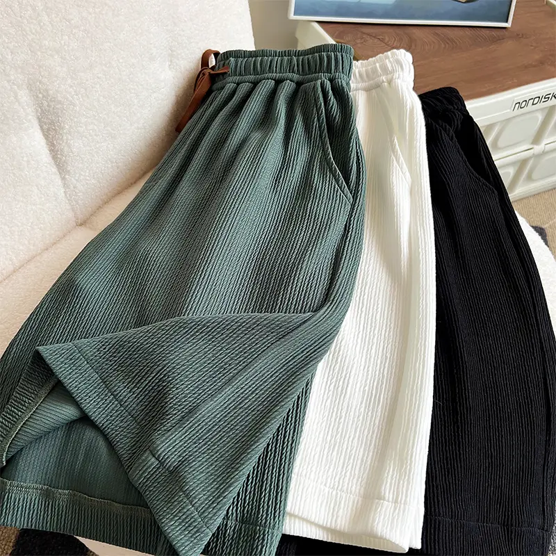 Wrinkled ice silk shorts for men in summer, thin and quick drying beach pants, loose pants, sporty and casual five inch shorts