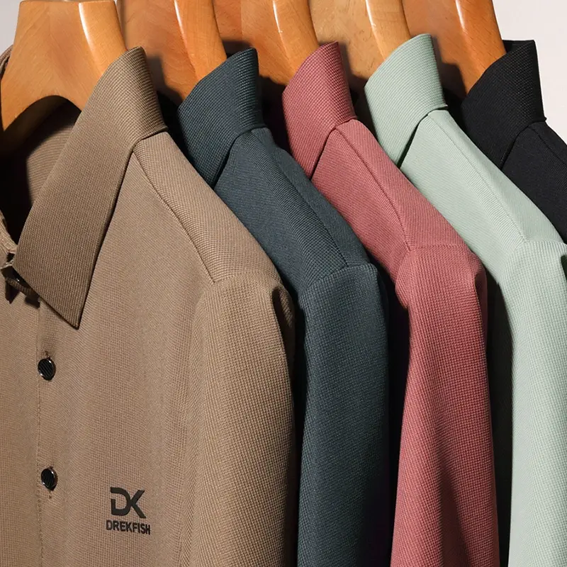 New Men's Business Casual Short Sleeved Shirt with Badge Solid Color Polo Shirt Fashionable Breathable Comfortable Versatile Top