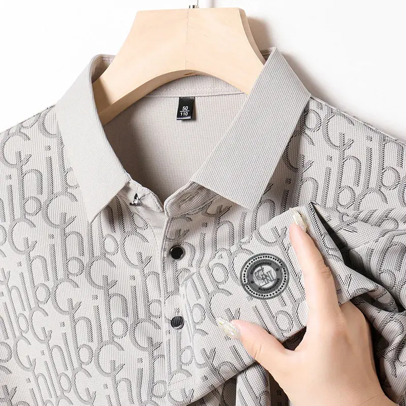 New Men's Business Casual Short Sleeved Shirt with Badge Solid Color Polo Shirt Fashionable Breathable Comfortable Versatile Top