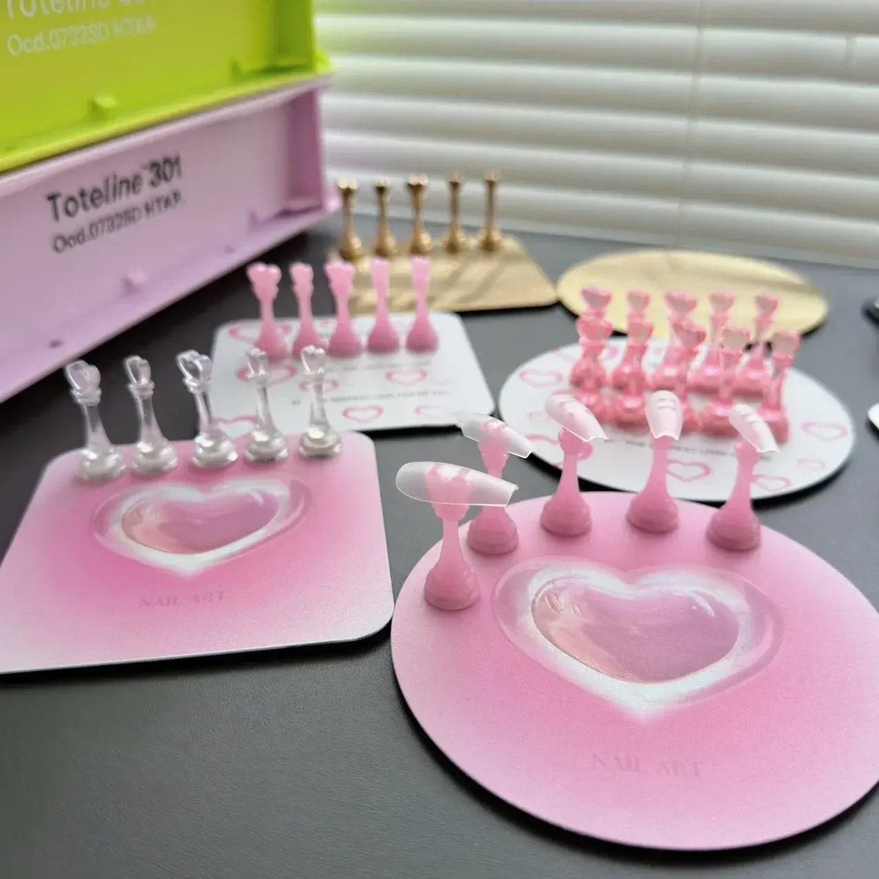 Lootaan Love Heart Nail Holder Tips Stand for Press On Nails Acrylic Showing Shelves Nail Art Display Organizer Manicure Tool