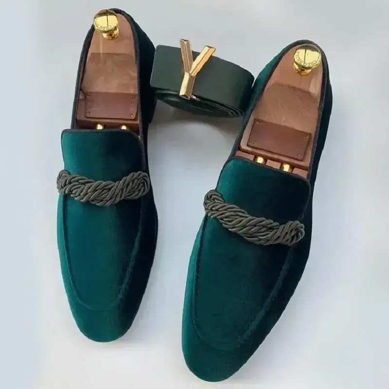Fashionable Men Loafers Classic British Style Suede Deerskin Casual Dress Brooch Twisted Personality Small Leather Shoes 2024