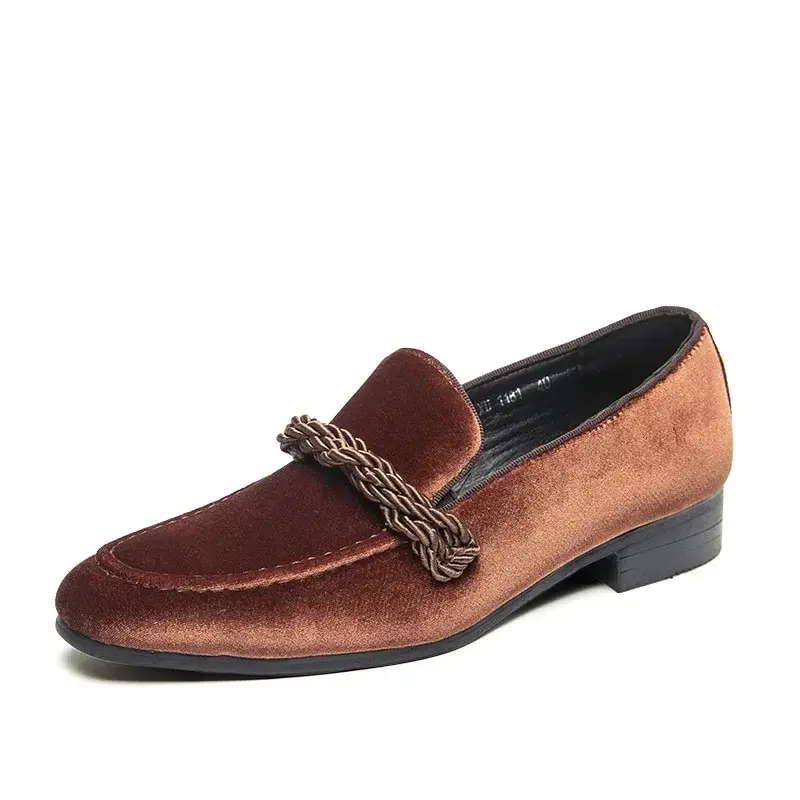 Fashionable Men Loafers Classic British Style Suede Deerskin Casual Dress Brooch Twisted Personality Small Leather Shoes 2024