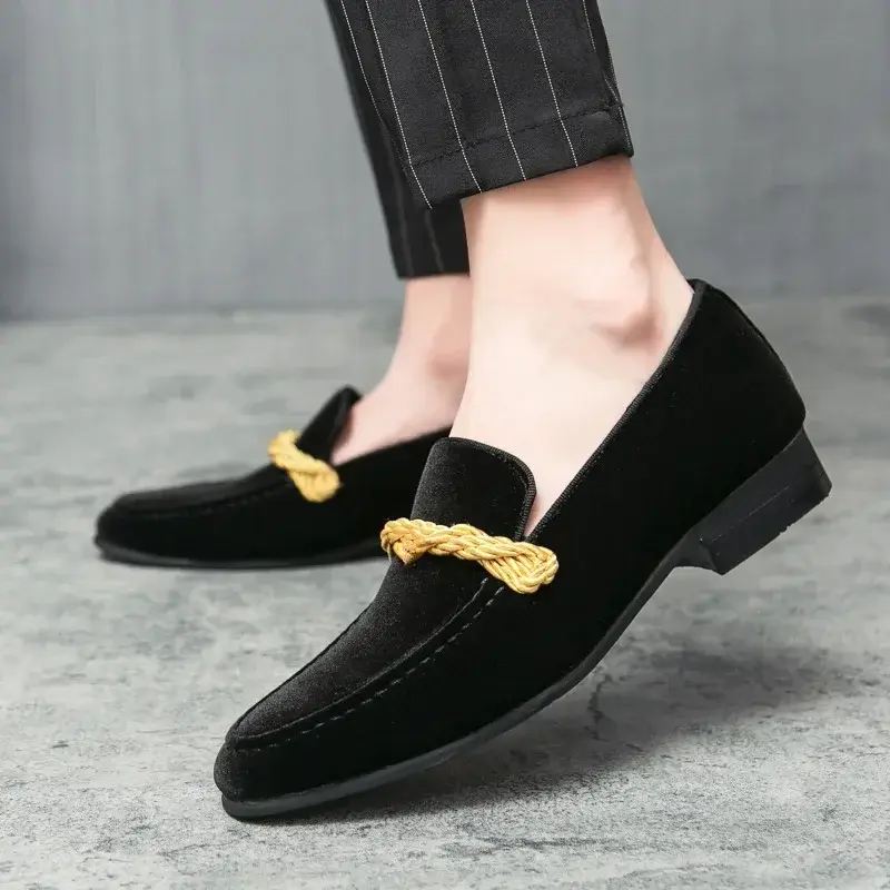 Fashionable Men Loafers Classic British Style Suede Deerskin Casual Dress Brooch Twisted Personality Small Leather Shoes 2024