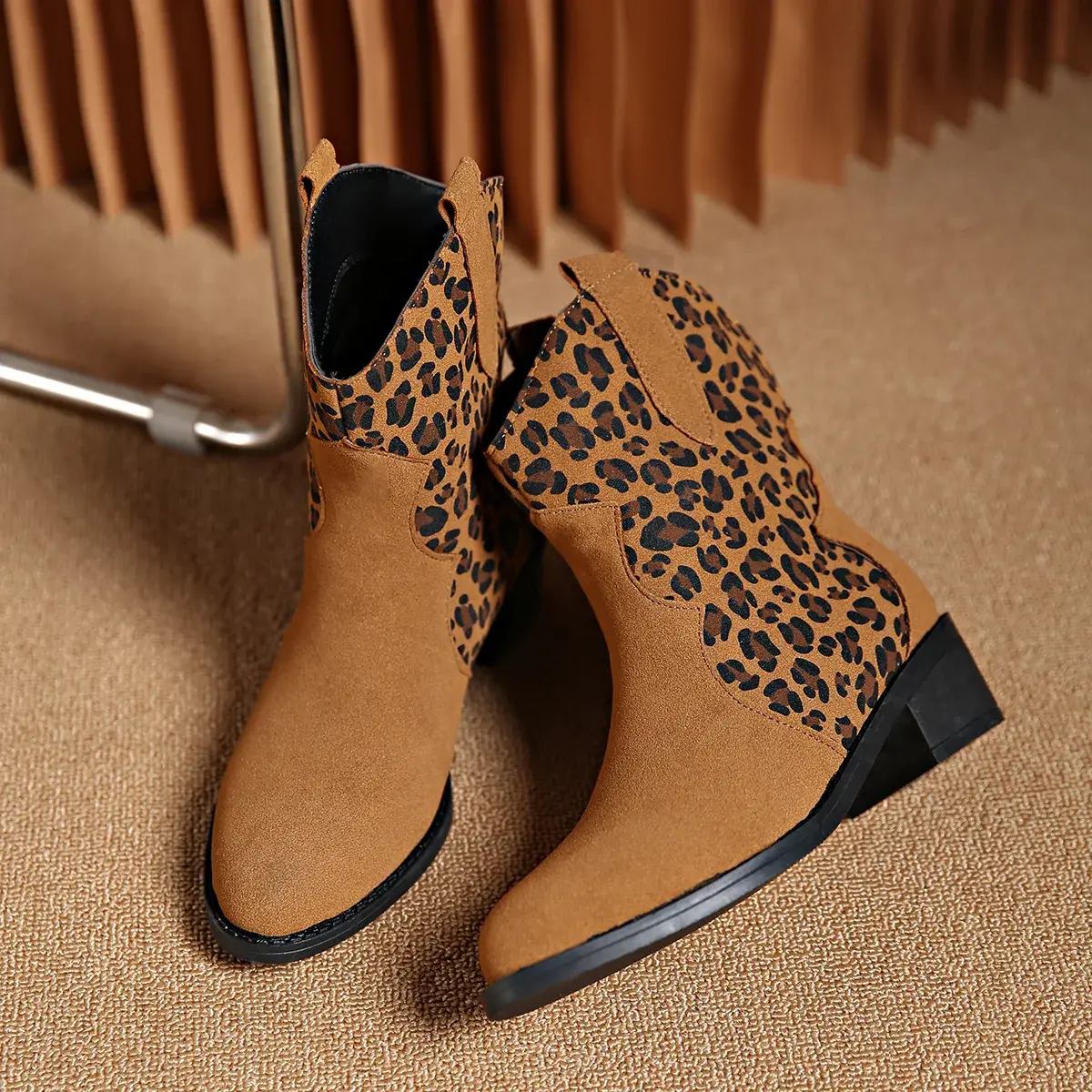 Women Boots Autumn/winter New Leopard Print Pointed Toe Boots V-shaped Shoe  Low Heel Comfort Non Slip Fashion Boots 2024