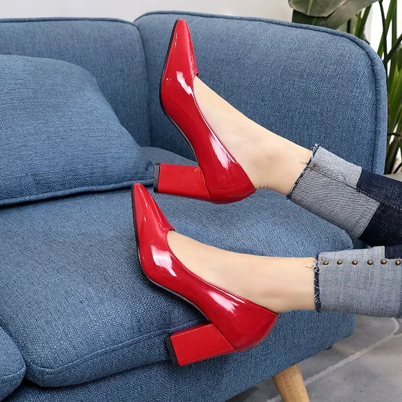 2022 New Style Pointed Sexy Thick Heel Shoes Solid Color Fashion Versatile Shoes Wedding Banquet Celebrity Style Talon Femme