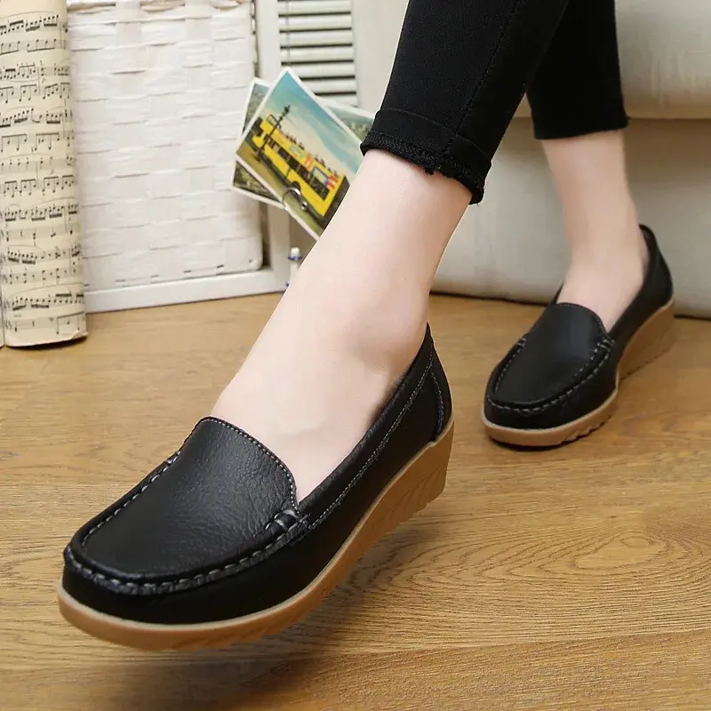 2025 Spring and Summer Hollow Flat Mother Shoes Women Casual Shoes Simple White  Wear-resistant Women  Sneakers