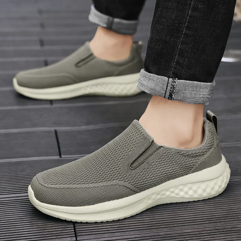 Slip-on Flats Vulcanized Shoes New Breathable Men Casual Shoes Lightweight Outdoor Male Walking Shoes Anti-slip Men's Sneakers