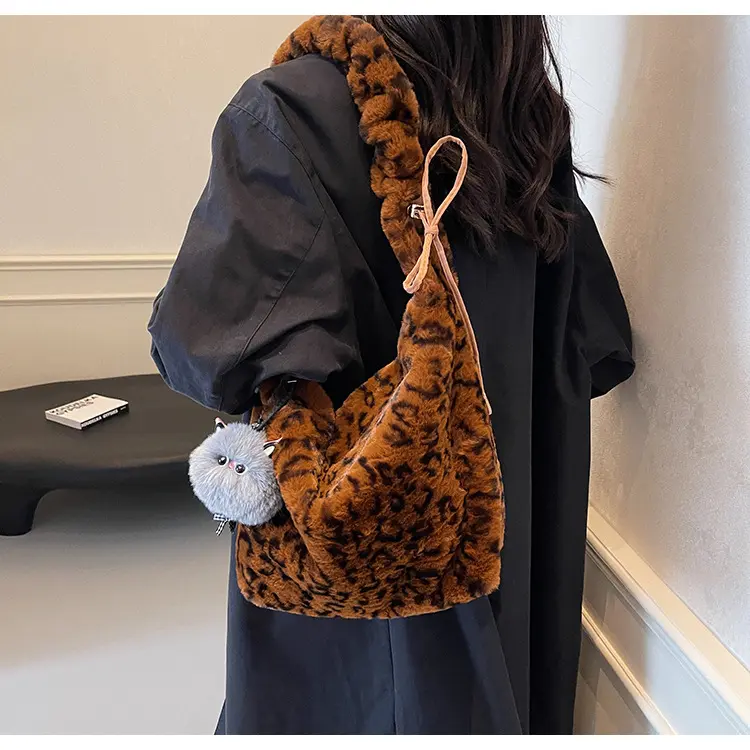 Leopard Print Cool Girls Plush Shoulder Bags Large Capacity Women's Soft Furry Crossbody Bag Pendant Female Large Tote Handbags