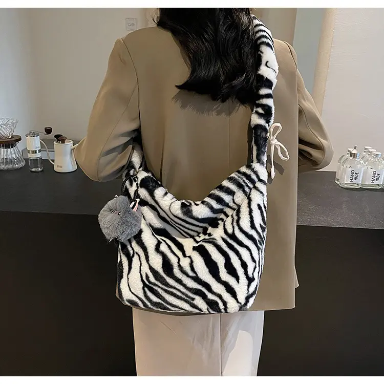 Leopard Print Cool Girls Plush Shoulder Bags Large Capacity Women's Soft Furry Crossbody Bag Pendant Female Large Tote Handbags