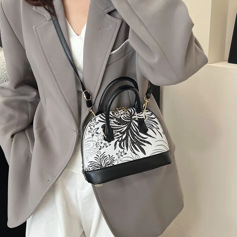 Embroidery Design Saddle Shoulder Bags for Women Elegant Ladies Crossbody Bag Phone Clutch Casual Portable Female Handbags