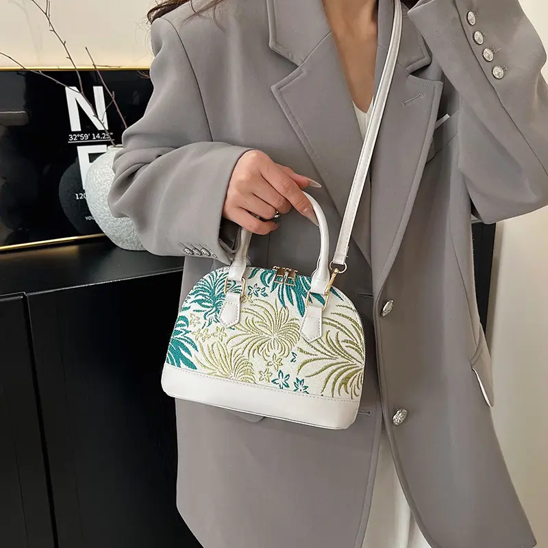 Embroidery Design Saddle Shoulder Bags for Women Elegant Ladies Crossbody Bag Phone Clutch Casual Portable Female Handbags