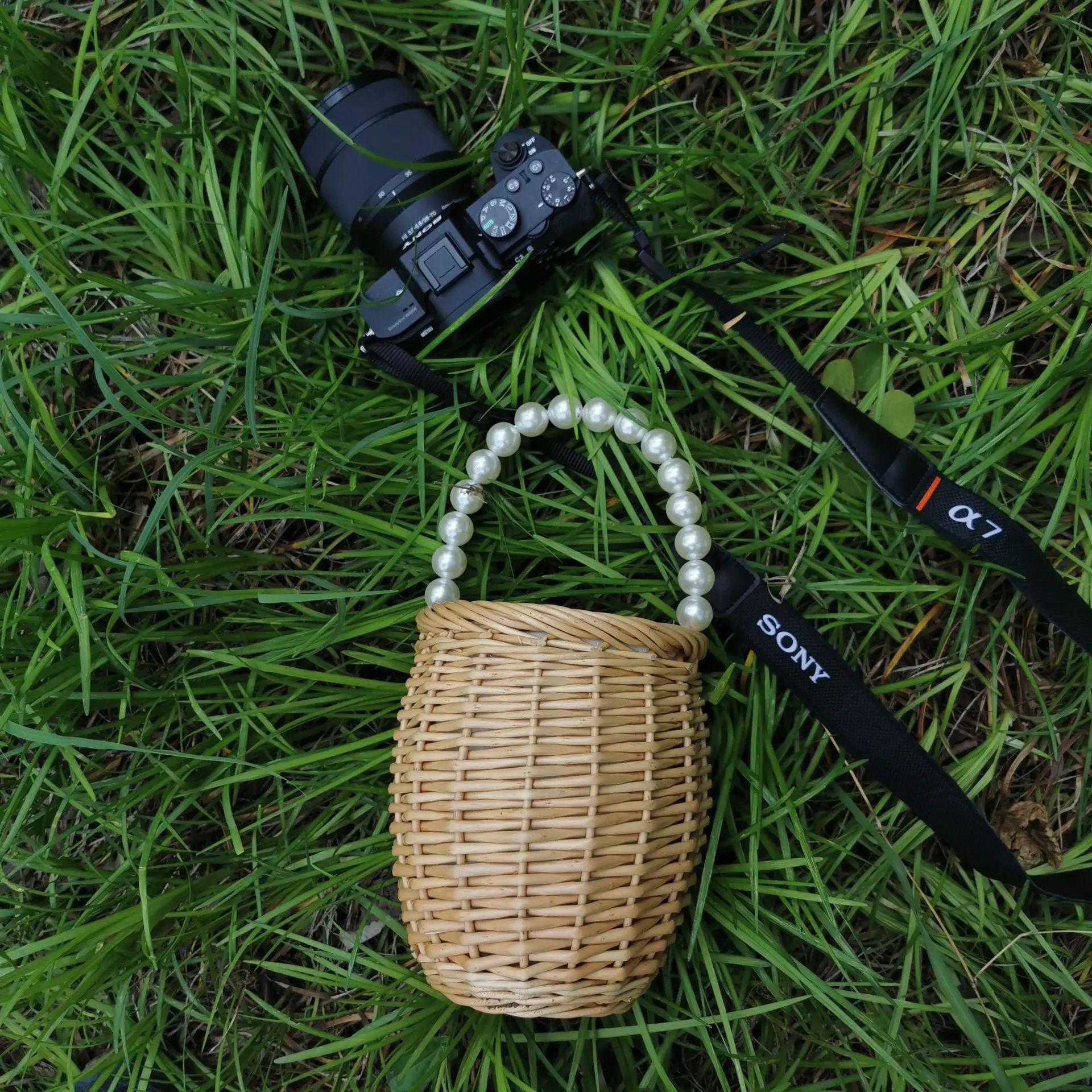 Fashion Pearls Handle Rattan Bags for Women Handbag Handmade Woven Straw Beach Bag Drawstring Wicker Basket Bag Purse Clutch NEW