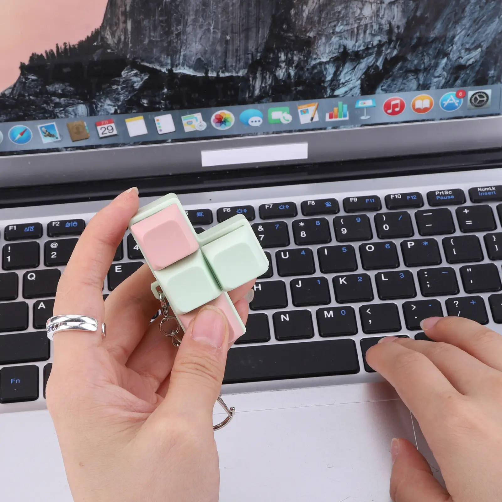 Decompress Fingertip Keychain 4-Button Keycaps Fidget Keyborad Button Finger Calming Keychain Stress Relief Toys for Kids Adults