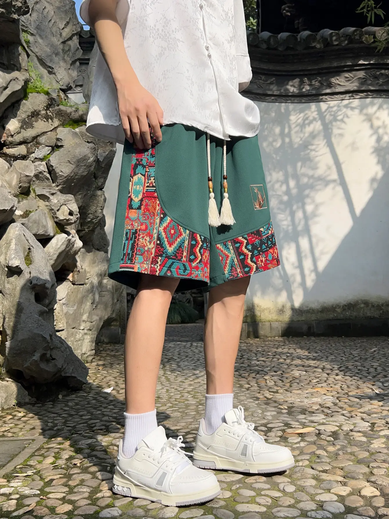 Men's ethnic embroidery pattern shorts with pockets, summer casual drawstring shorts, suitable for outdoor and beach casual wear