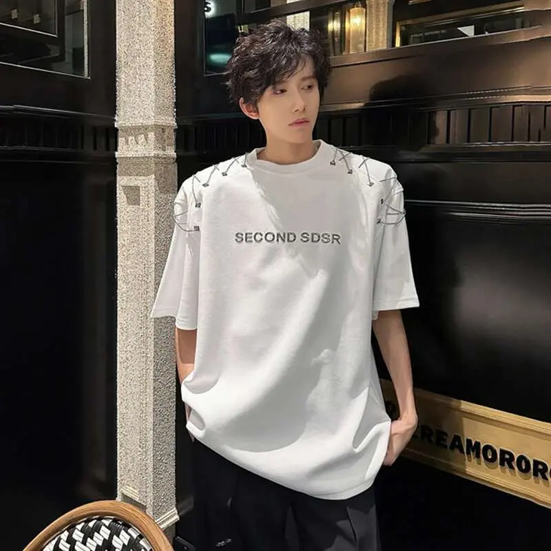 IEFB Men's Short Sleeve T-shirts New Summer Metal Chain Design Pad Shoulder Trendy Letter Print Fashion Style Male Top 9W1663