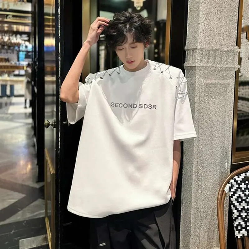 IEFB Men's Short Sleeve T-shirts New Summer Metal Chain Design Pad Shoulder Trendy Letter Print Fashion Style Male Top 9W1663