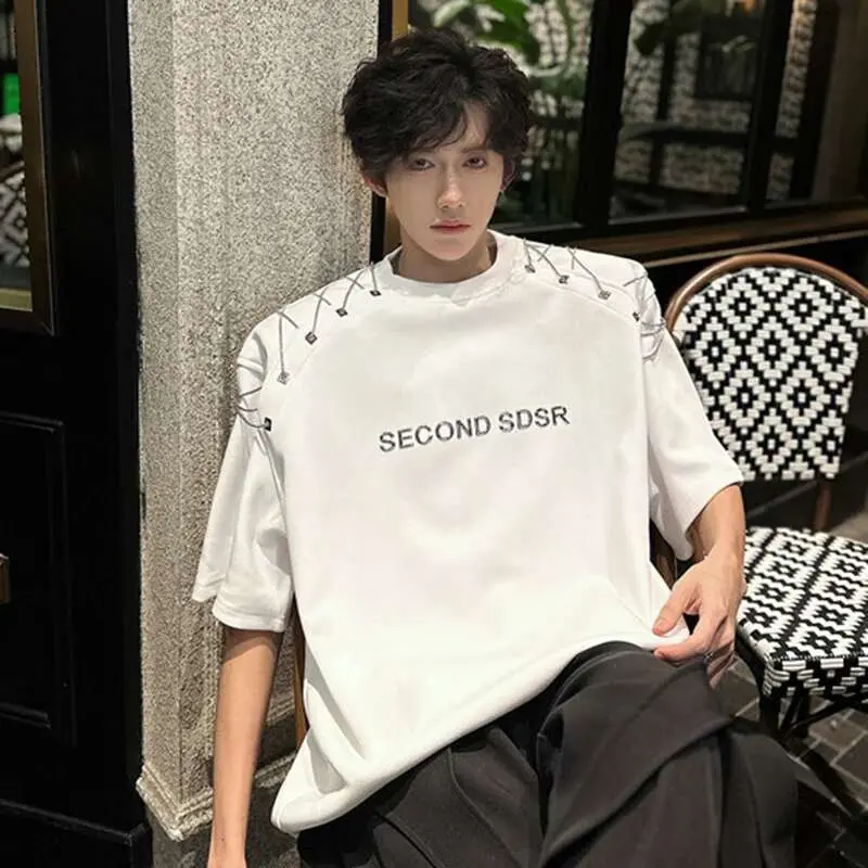 IEFB Men's Short Sleeve T-shirts New Summer Metal Chain Design Pad Shoulder Trendy Letter Print Fashion Style Male Top 9W1663