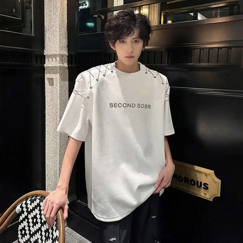 IEFB Men's Short Sleeve T-shirts New Summer Metal Chain Design Pad Shoulder Trendy Letter Print Fashion Style Male Top 9W1663