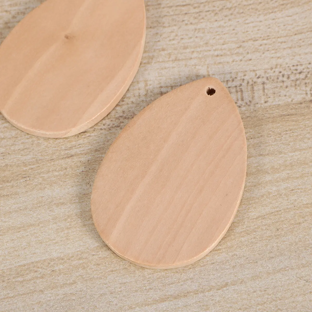 20 Pcs Water Drop Shaped Wood Pendants Unfinished DIY Crafts Smooth Texture Pre Hole Birthday Wedding Decorations