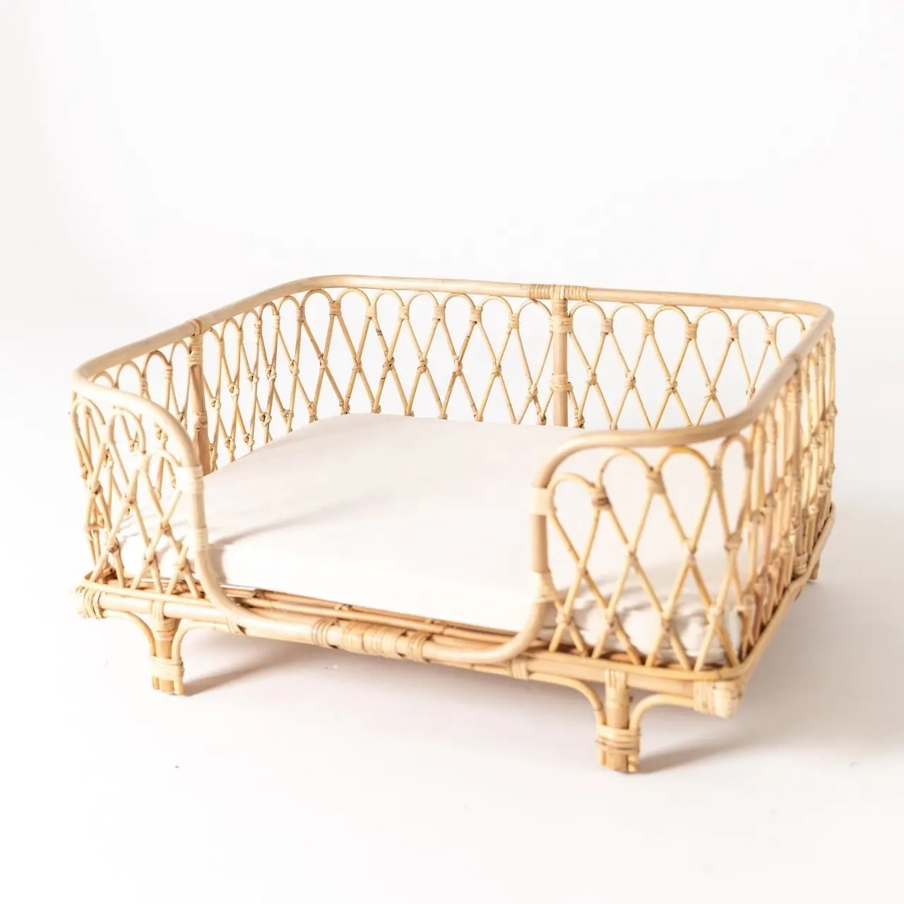 Wholesale Natural Handmade Rattan Pet Bed Top Products Best Sellers Rattan Beds for Pets Dogs Cats