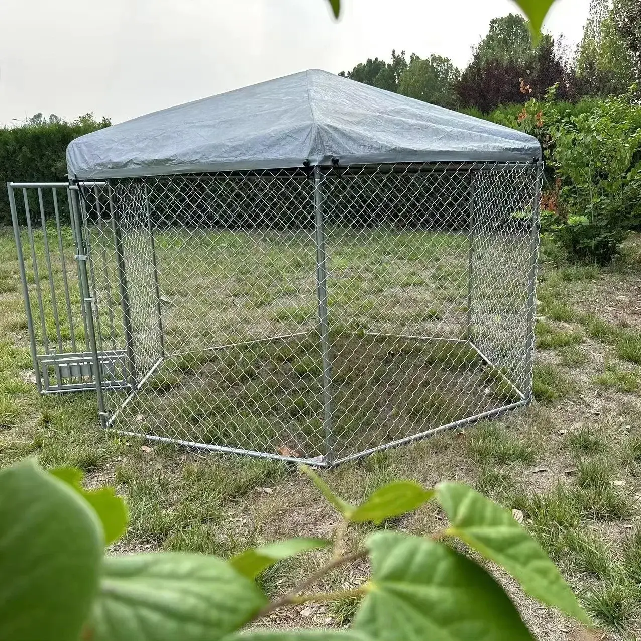 High Quality Hexagonal  Iron Dog Cage Sustainable Outdoor Dog Running Cage with Favorable Price Solid Pattern