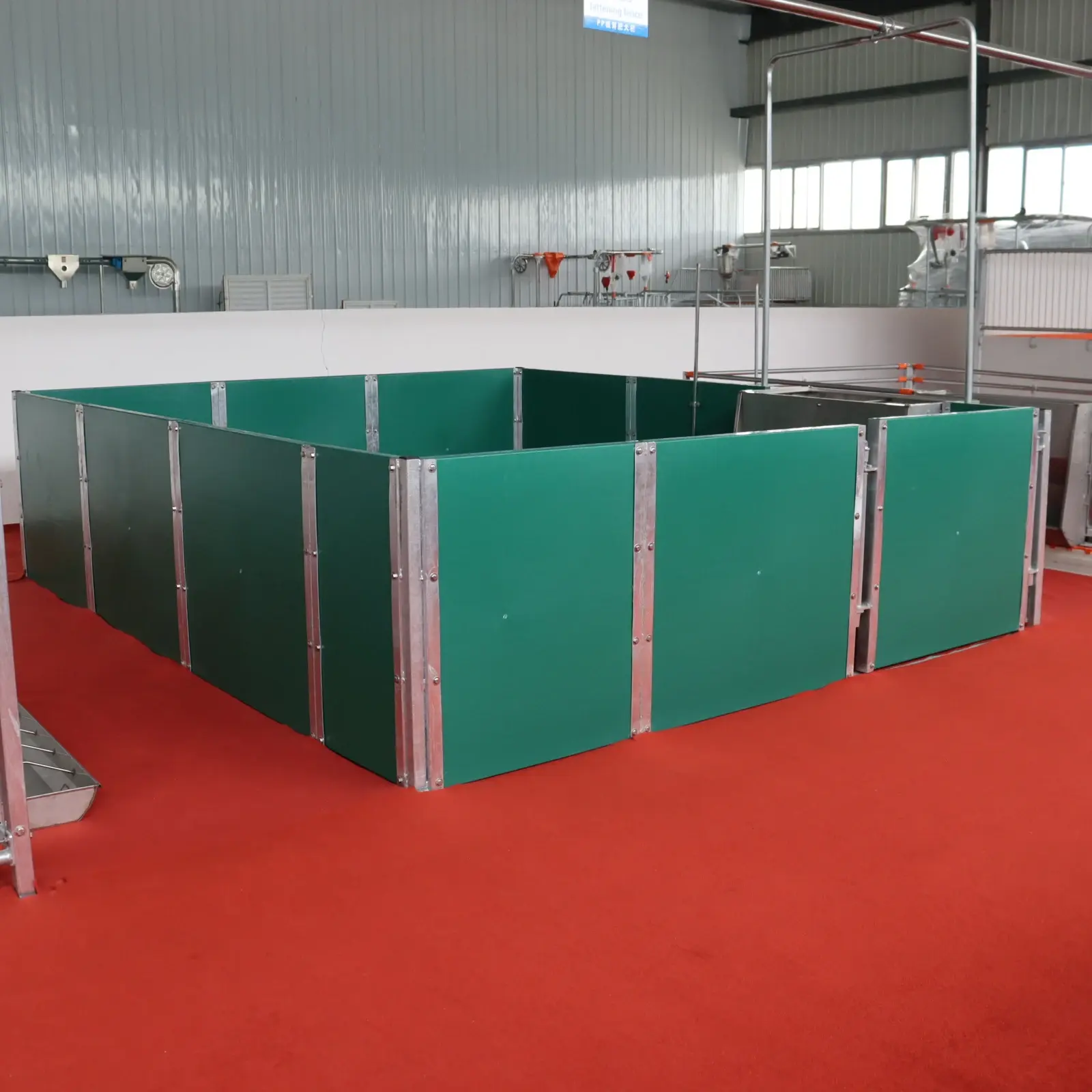 The manufacturer provides on-site fattening bars to support customized pig fence accessories for pig farming equipment