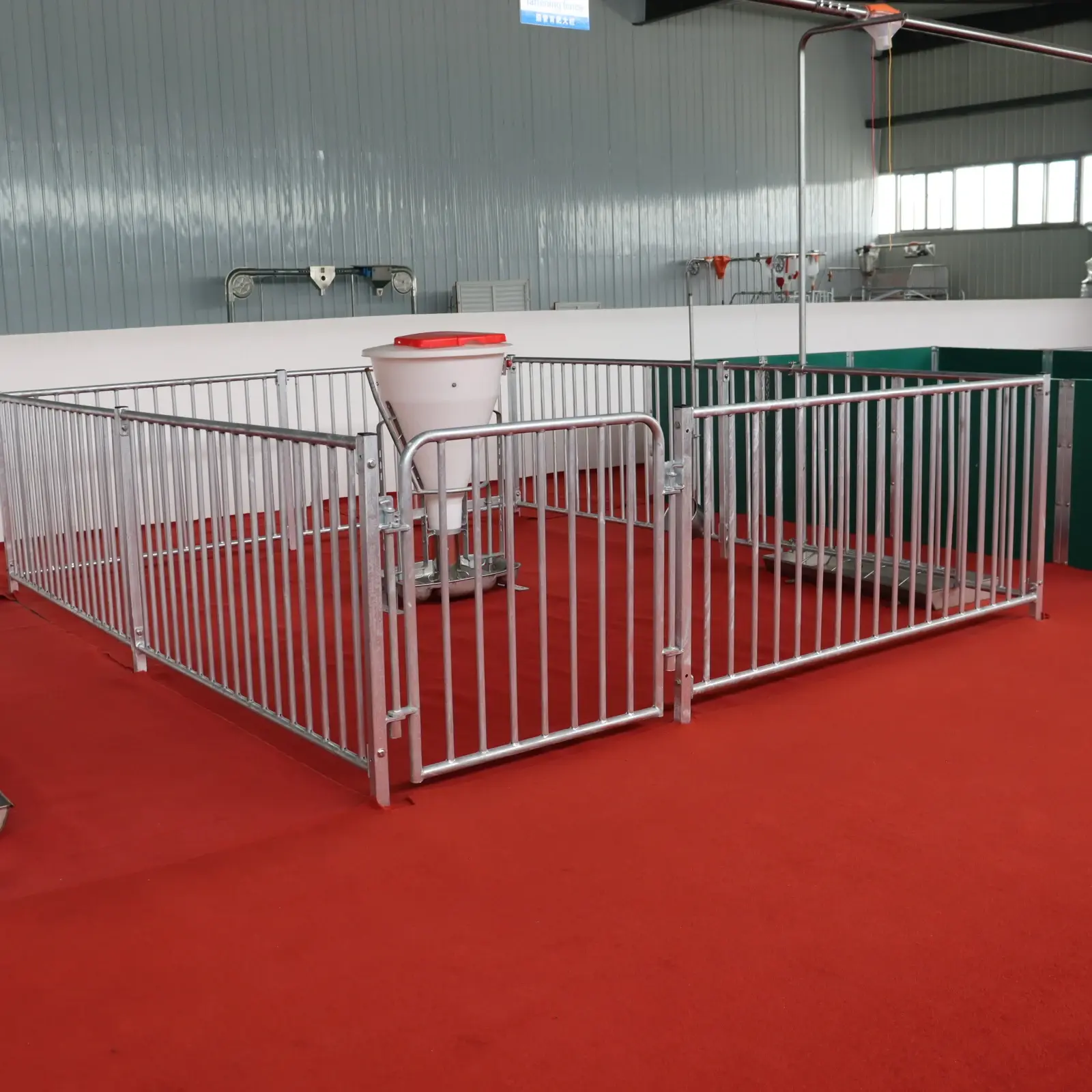 The manufacturer provides on-site fattening bars to support customized pig fence accessories for pig farming equipment