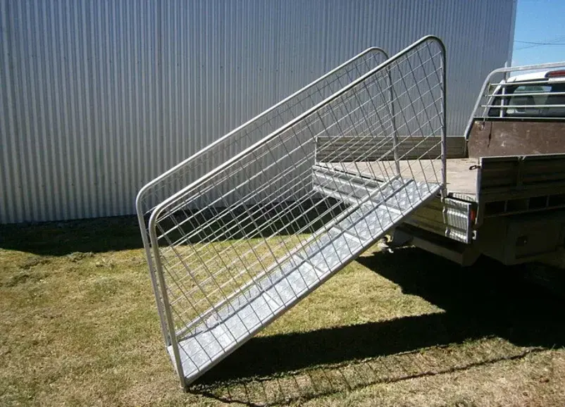 Hot Dipped Galvanized Metal Portable Livestock Loading Ramp Cattle Breeding Livestock Farm Equipment