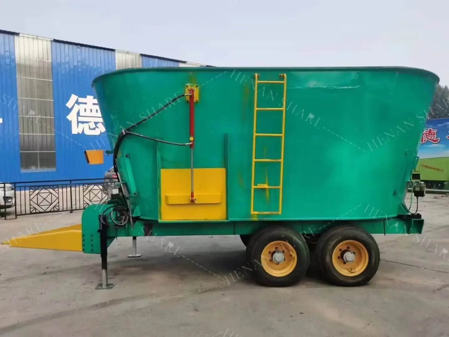 Dairy Farm Cattle Sheep Feed Mixer Wagon Self-Propelled Cow Automatic Tmr Feed Mixer Machine