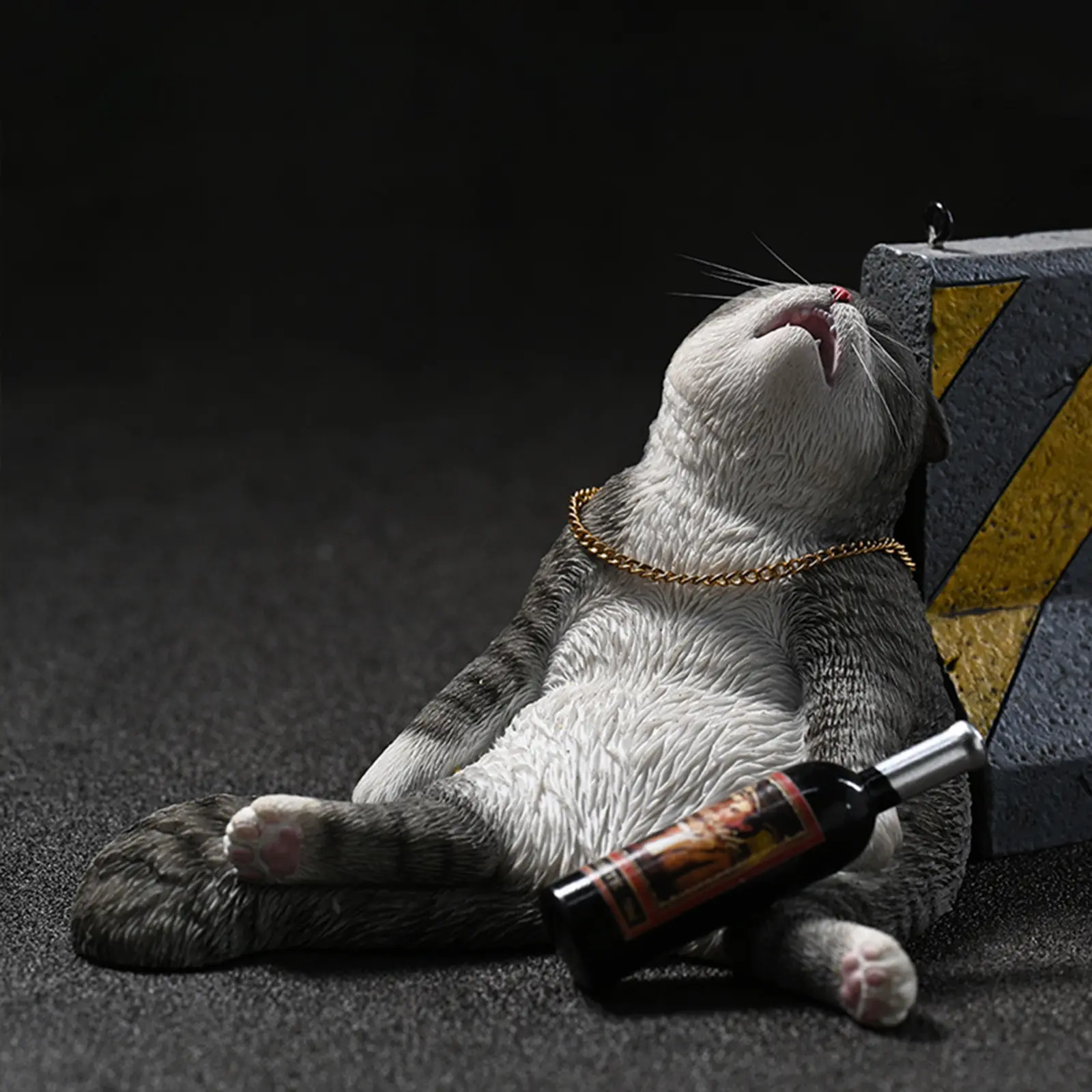 Creative Drunk Cat Ornament Automotive Interior Decoration Ornaments Simulated Cat Resin Sculpture Home Decoration Props 7x7cm